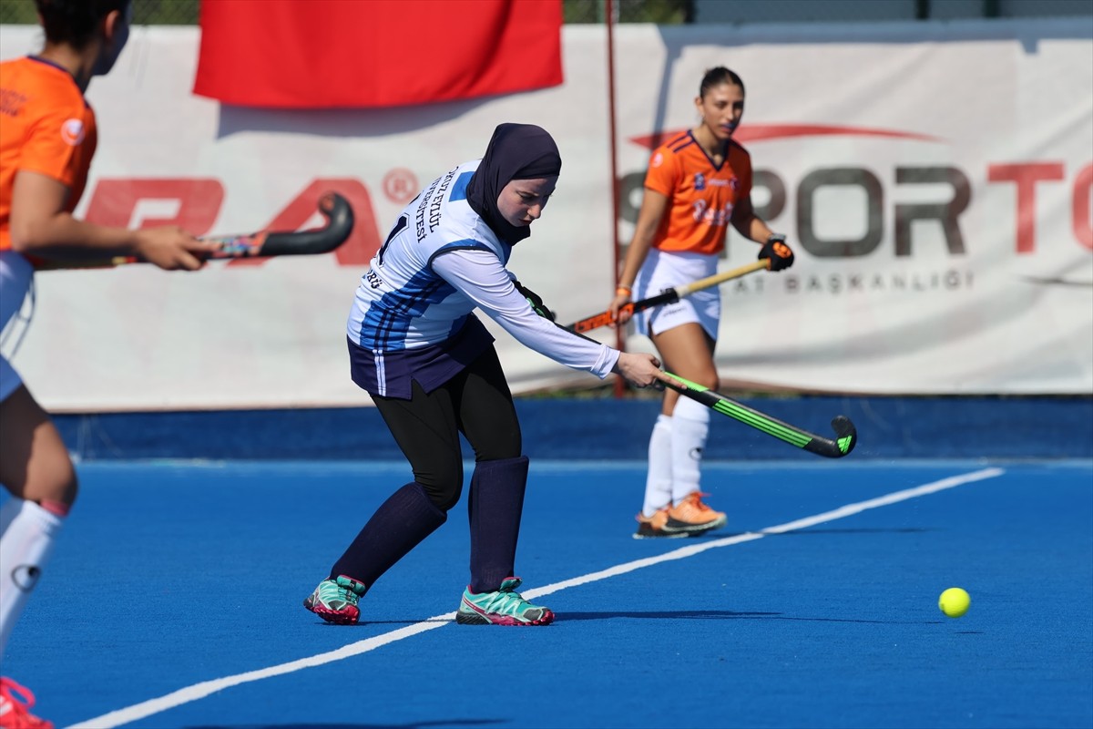Açık alan hokeyinde 2024-2025 sezonu şampiyonunun belirleneceği Kadınlar ve Erkekler Süper Lig...