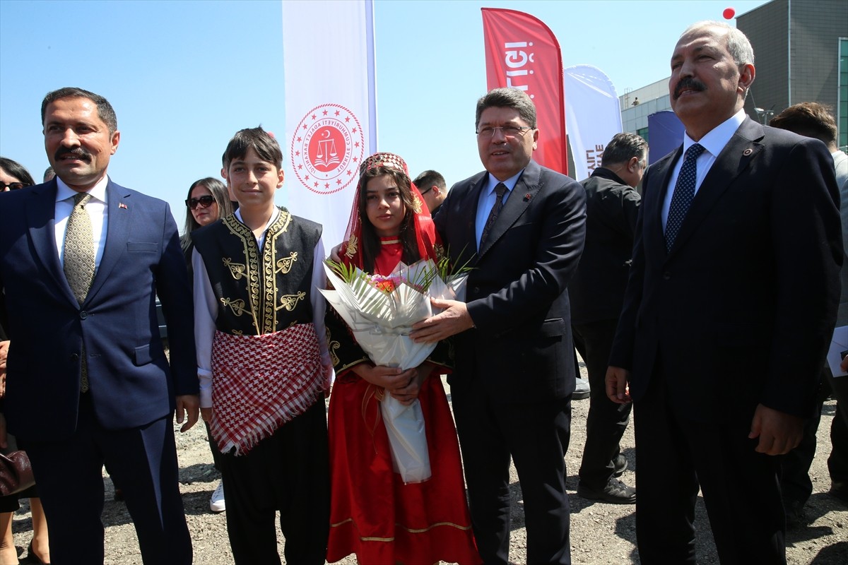 Adalet Bakanı Yılmaz Tunç, Hatay'da Erzin Adalet Sarayı Temel Atma Töreni'ne katıldı. Burada...