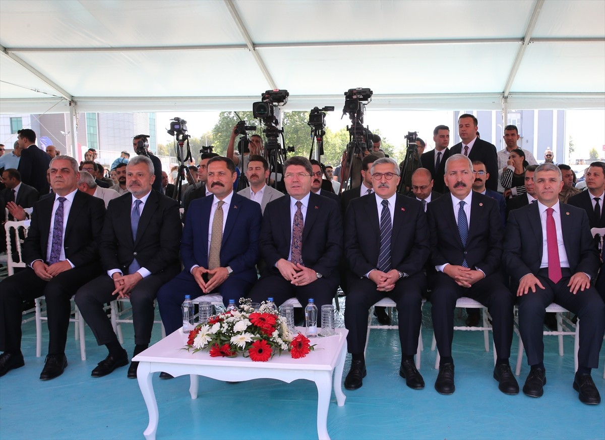 Adalet Bakanı Yılmaz Tunç, Hatay'da Erzin Adalet Sarayı Temel Atma Töreni'ne katıldı. Burada...