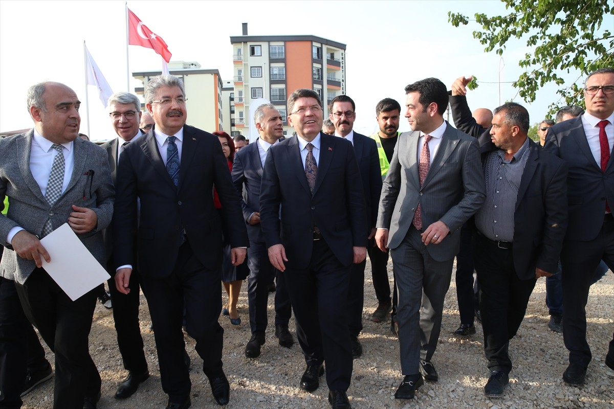 Adalet Bakanı Yılmaz Tunç, Osmaniye Valisi Erdinç Yılmaz'ı ziyaret etti.