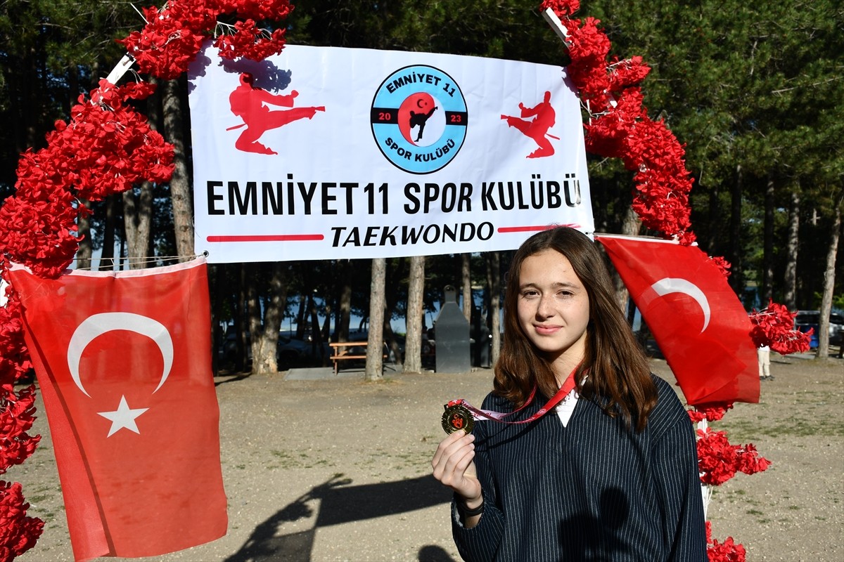 Adana'da 6-8 Mayıs'ta düzenlenen Ortaokullararası Yıldızlar Türkiye Tekvando Şampiyonası'nda 51...