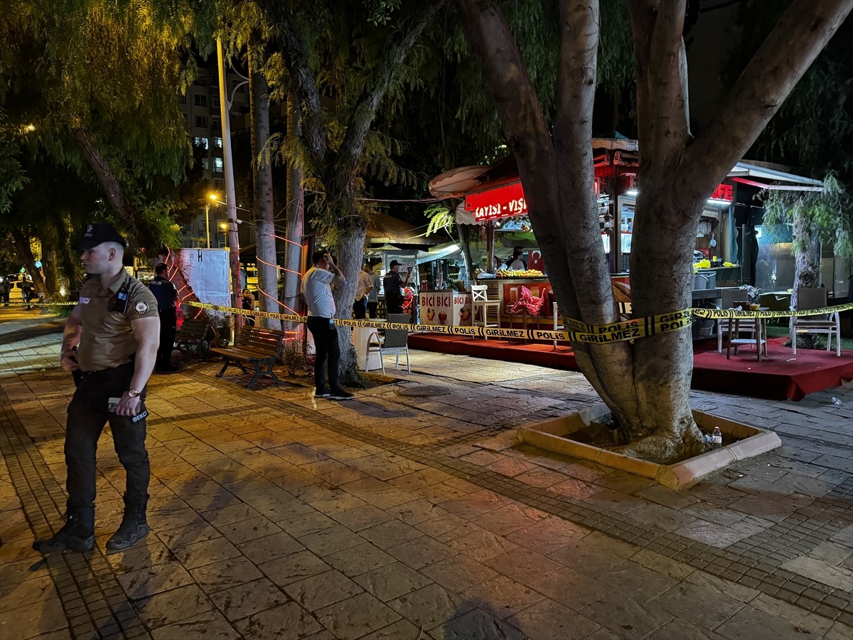 Adana'da bir kişi büfede çalışan eski karısını tabancayla öldürdükten sonra kendisini ağır...