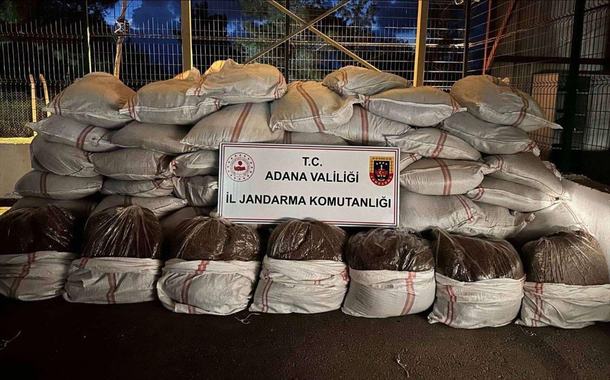 Adana'da depoya düzenlenen operasyonda, 3 ton 100 kilogram kıyılmış gümrük kaçağı tütün ele...