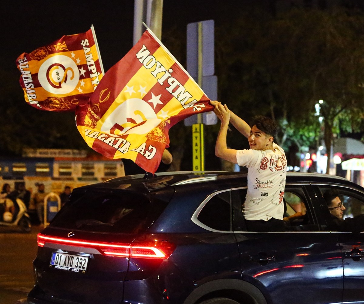 Adana'da, Galatasaray'ın Ziraat Türkiye Kupası'nda şampiyon olmasının ardından sarı-kırmızılı...