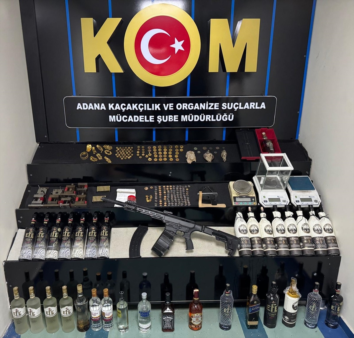 Adana'da imal ettikleri sahte altınları piyasaya sürdükleri iddiasıyla gözaltına alınan 6...