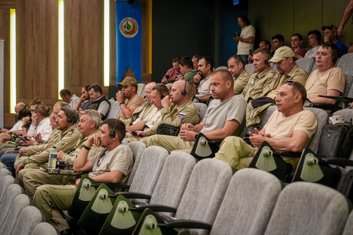 Adana'da, orman bölge müdürlüklerinde görevli hava araçlarının pilotları, mürettebatı ve diğer...