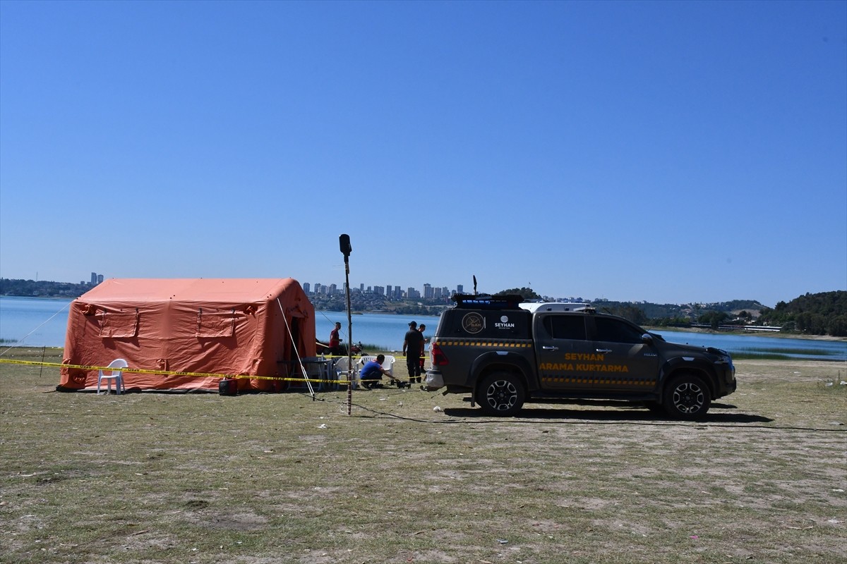 Adana'da Seyhan Baraj Gölü'nde kaybolan genci arama çalışmaları, AFAD koordinesind,e İl Emniyet...