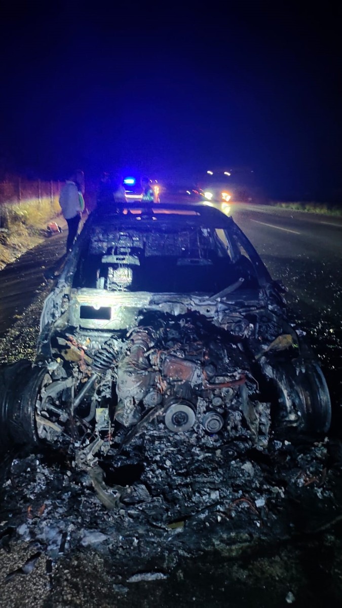 Adana'nın Ceyhan ilçesinde seyir halindeyken alev alan otomobil kullanılamaz hale geldi.