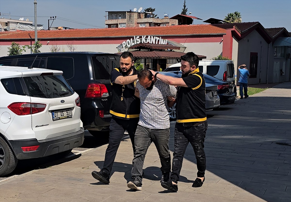 Adana'nın merkez Sarıçam ilçesinde 2 tırdan hırsızlık yaptığı gerekçesiyle gözaltına alınan...