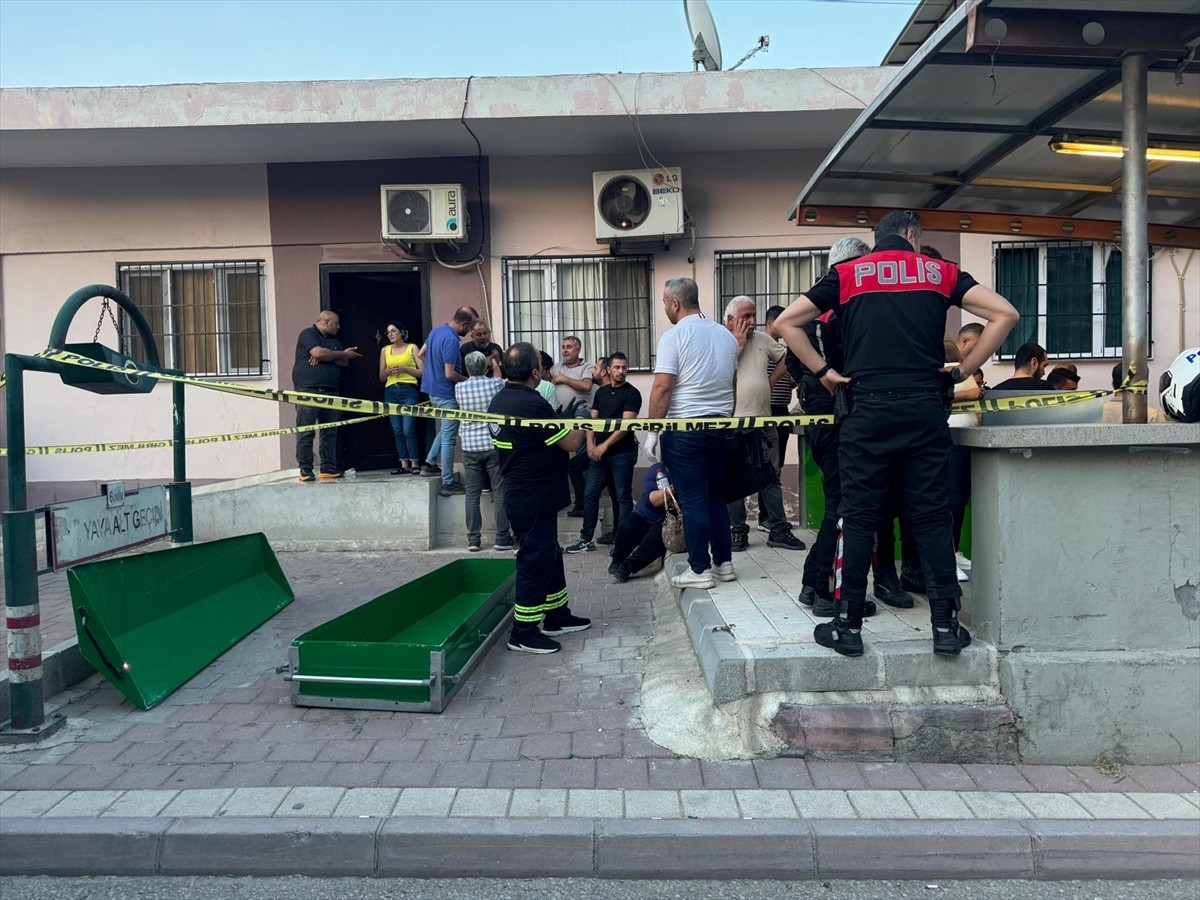 Adana'nın merkez Seyhan ilçesinde bir kişi eski eşini tabancayla öldürdü. Olay yeri inceleme...