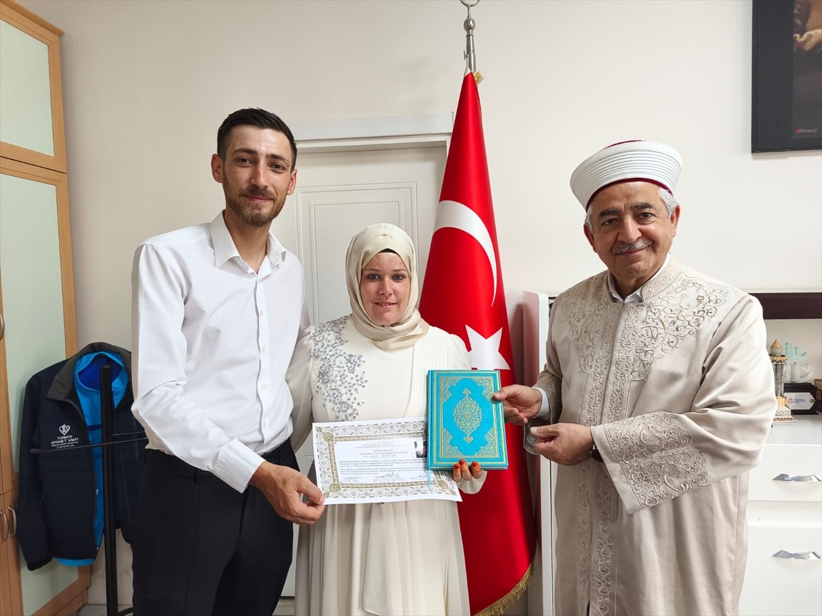 Adıyaman'da yaşayan Alman Tamara Erdoğan, düzenlenen ihtida töreniyle İl Müftüsü Mevlüt Haliloğlu...