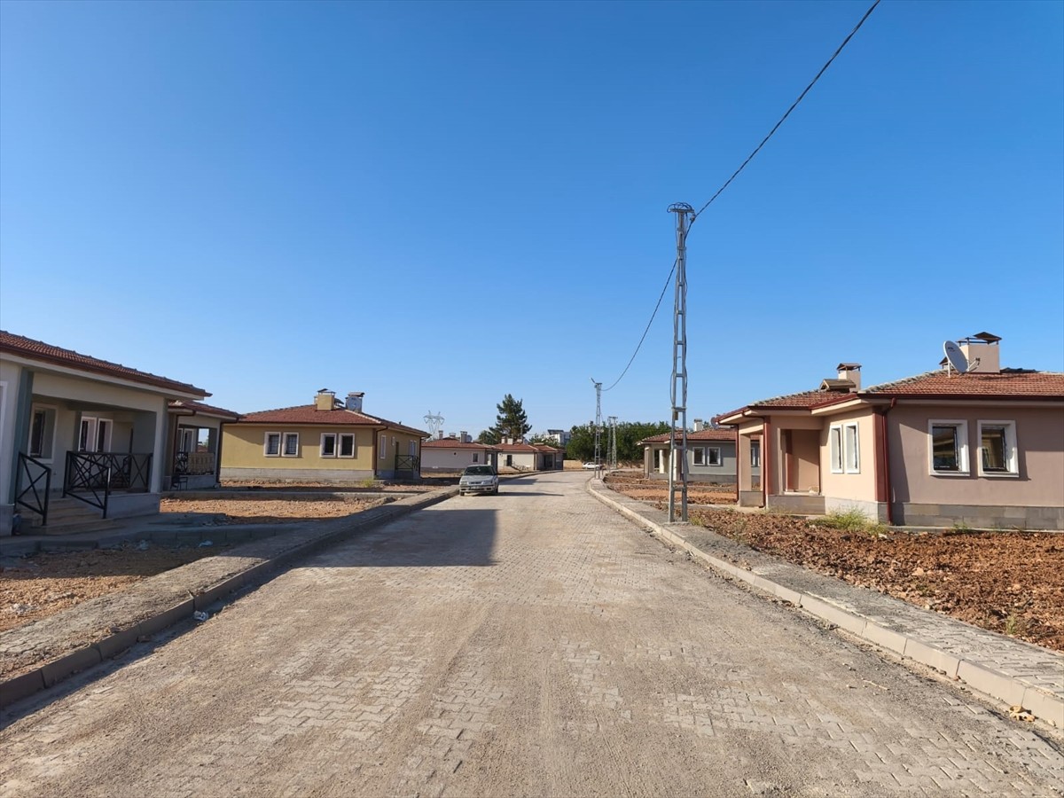 Adıyaman'ın Besni ilçesindeki kırsalda yaşayan hak sahibi afetzedeler köy tipi konutlarına...