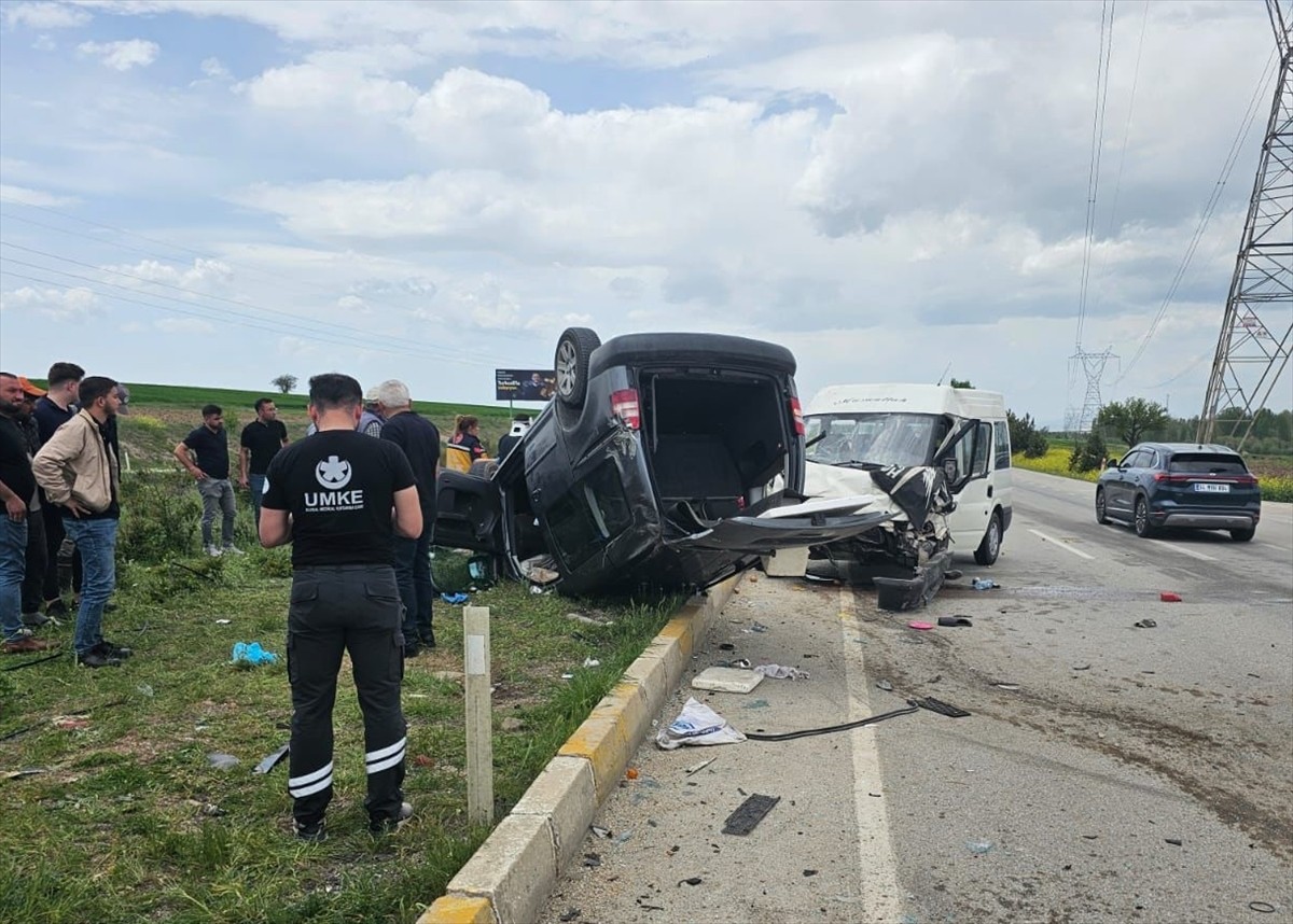 Afyonkarahisar'da kamyonet ile hafif ticari aracın çarpışması sonucu 6'sı çocuk 9 kişi...