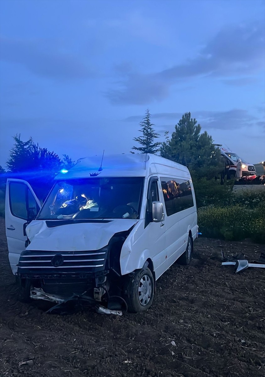Afyonkarahisar'ın Sinanpaşa ilçesinde minibüsün kontrolden çıkarak araziye girmesi sonucu 6 kişi...