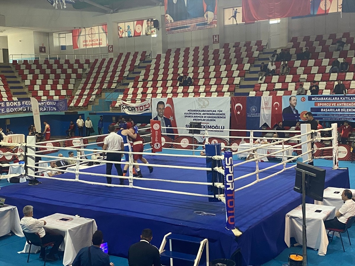 Ağrı'da 428 sporcunun katılımıyla düzenlenen İsmet Sarı Genç Erkekler Türkiye Ferdi Boks...