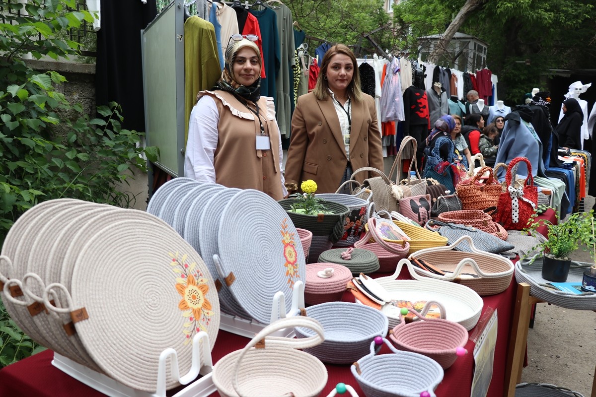 Ağrı'da Halk Eğitim Merkezi bünyesinde kursiyer kadınlarca atık malzemeler kullanılarak hazırlanan...