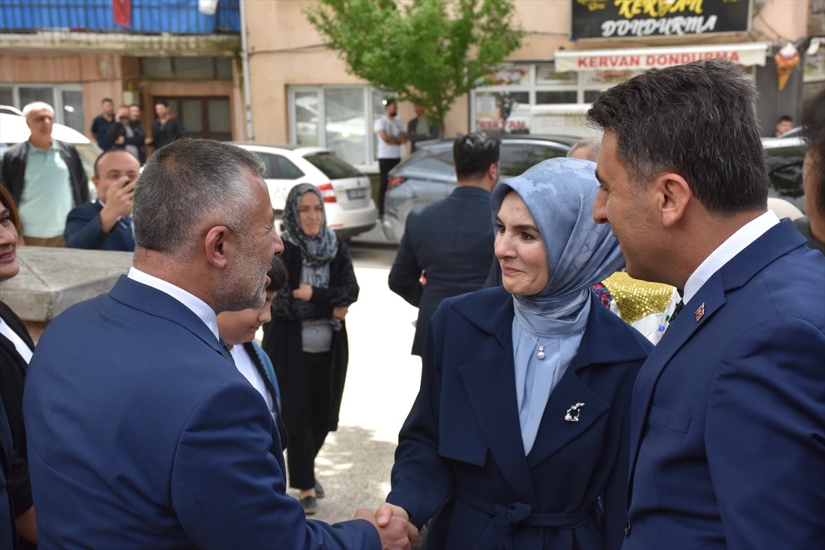 Aile ve Sosyal Hizmetler Bakanı Mahinur Özdemir Göktaş (solda), bir dizi programa katılmak için...