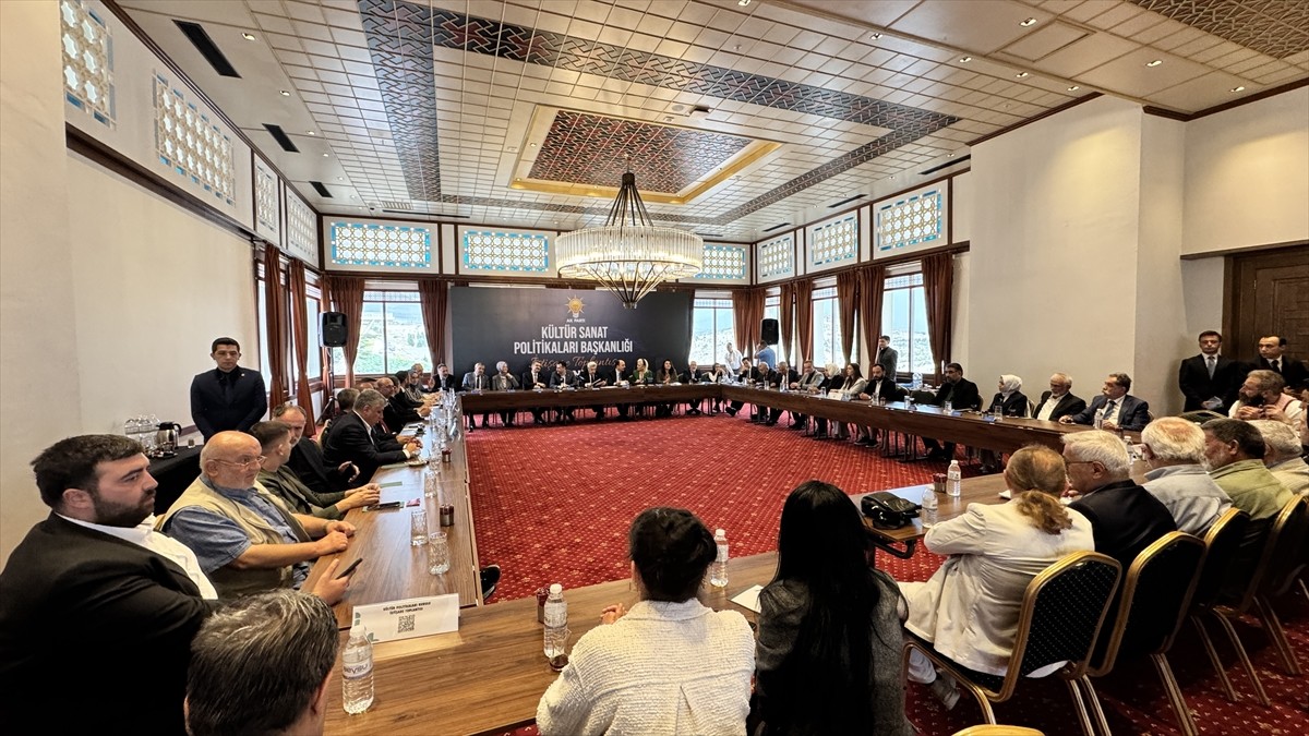 AK Parti Genel Başkan Yardımcısı, Kültür ve Sanat Politikaları Başkanı Hüseyin Yayman (ortada)...