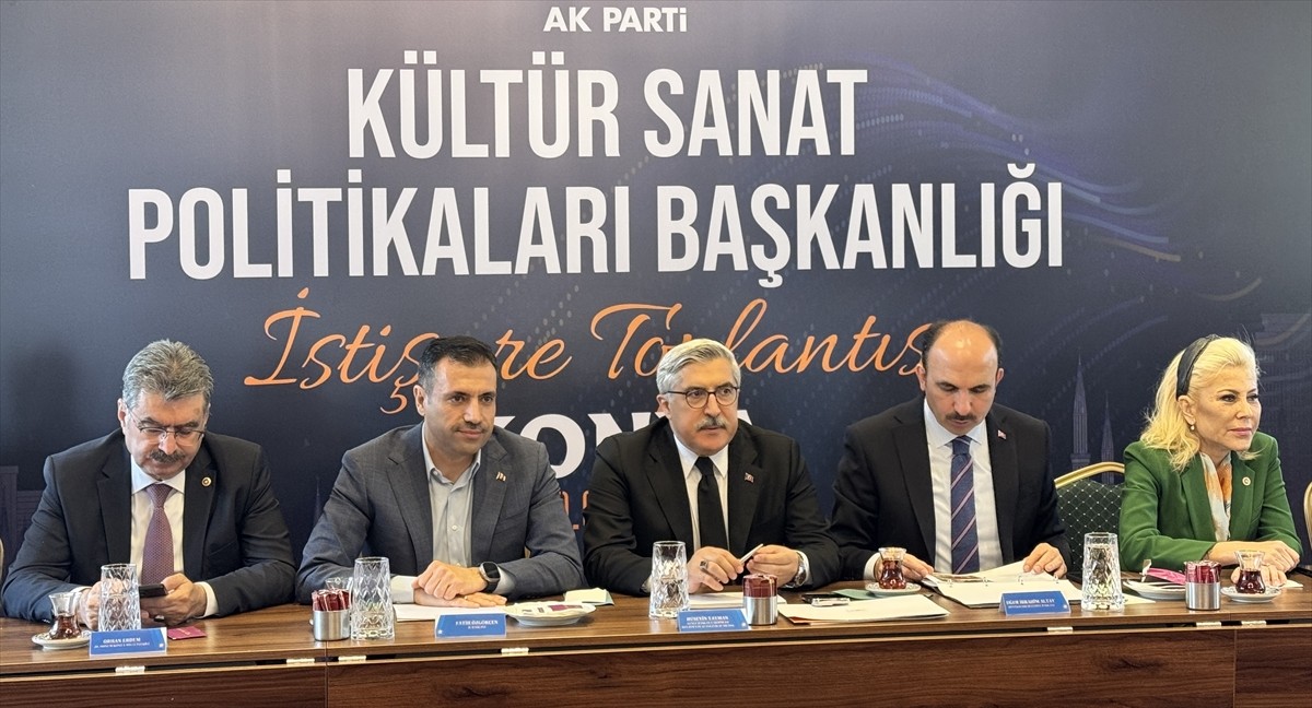 AK Parti Genel Başkan Yardımcısı, Kültür ve Sanat Politikaları Başkanı Hüseyin Yayman (ortada)...