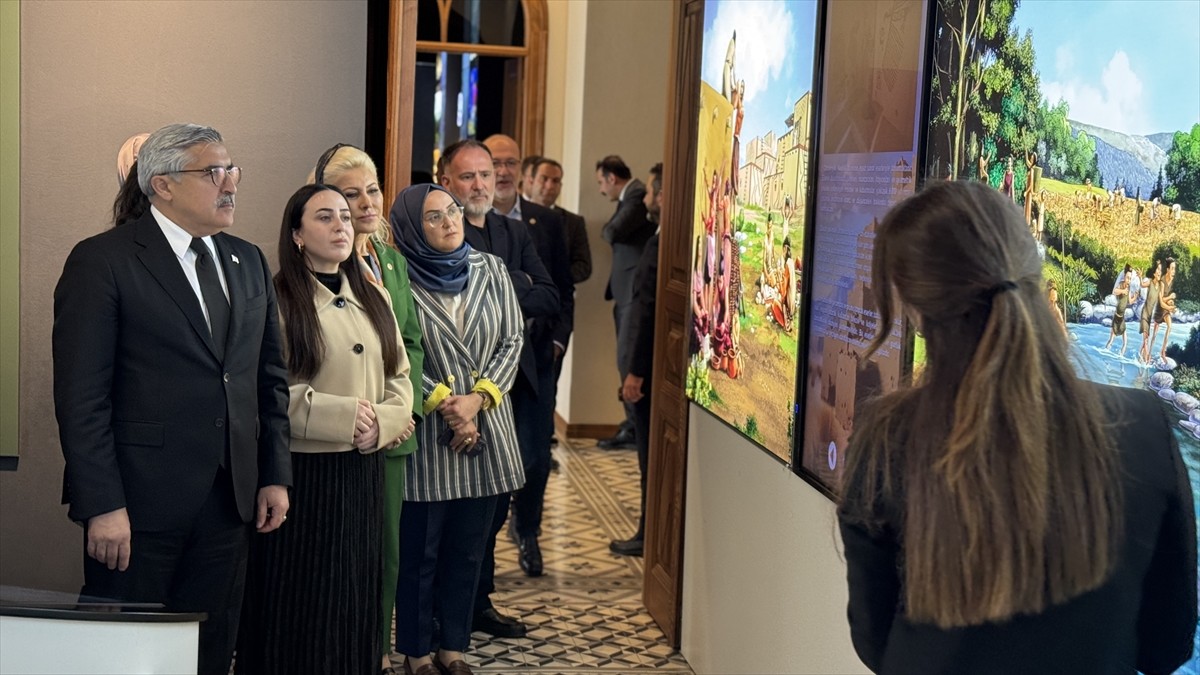 AK Parti Genel Başkan Yardımcısı ve Kültür ve Sanat Politikaları Başkanı Hüseyin Yayman (ortada)...