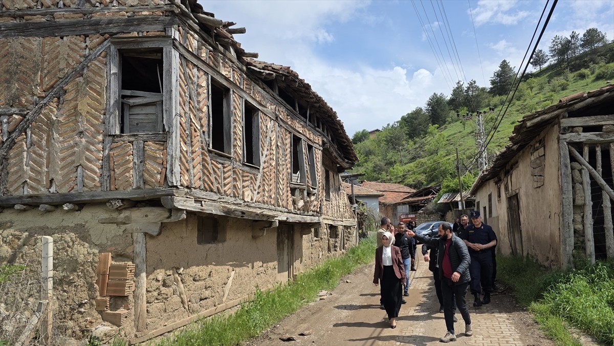 Amasya'nın Gümüşhacıköy ilçesinde saat 12.23'te 4,4 büyüklüğünde, 12.26'da 4,2 büyüklüğünde deprem...