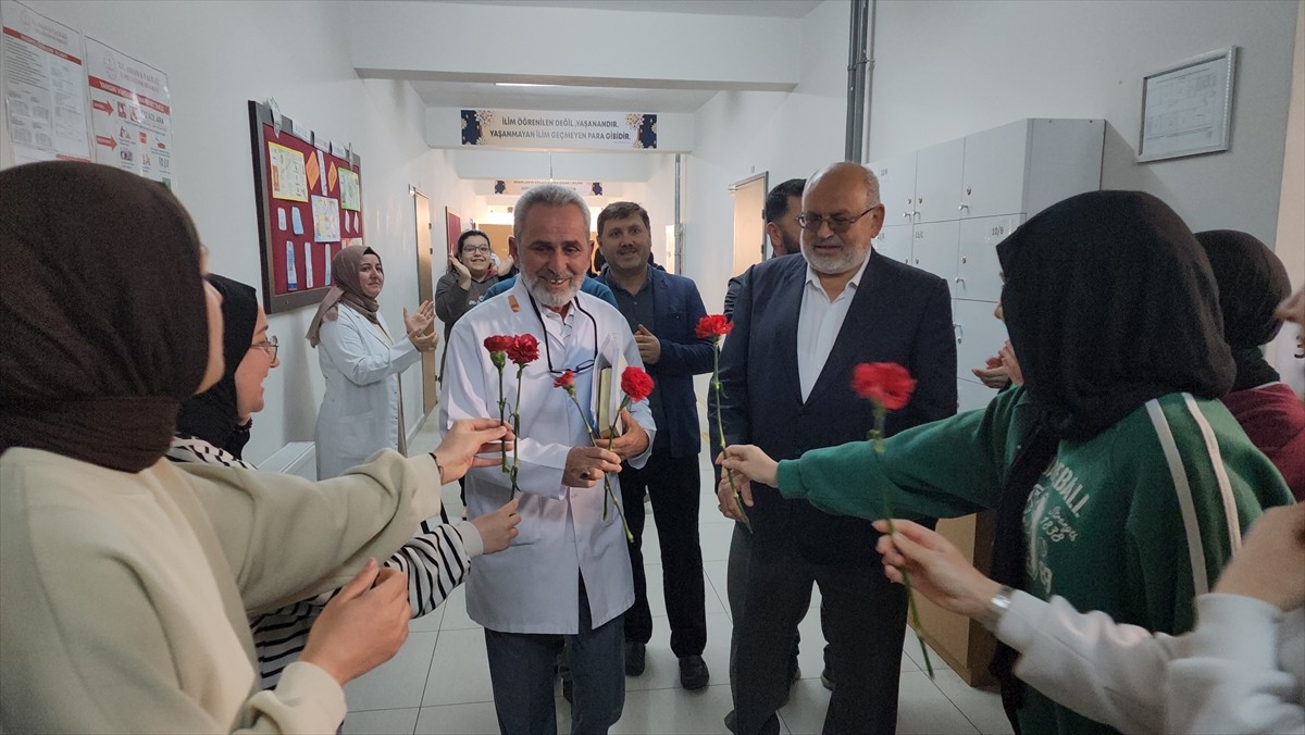 Amasya'nın Suluova ilçesinde meslekte 39 yılını doldurarak emekli olan 65 yaşındaki meslek...