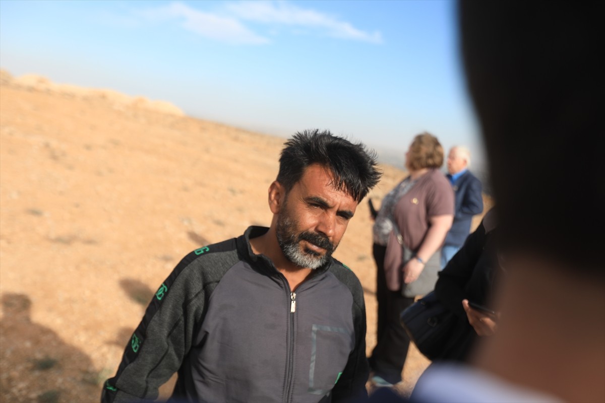 Anadolu Ajansı (AA) ekibi, devrik Beşşar Esed rejiminin öldürdüğü binlerce kişiyi gömdüğü ve...