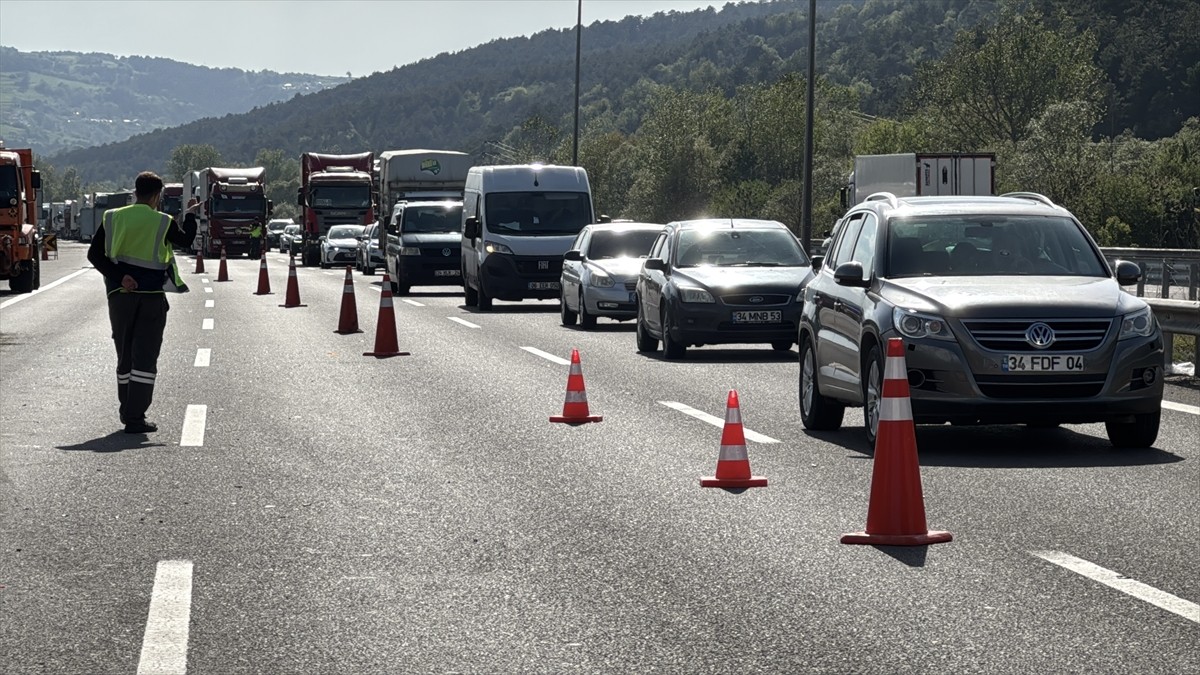 Anadolu Otoyolu'nun Bolu kesiminde 2 tırın çarpıştığı kaza nedeniyle uzun araç kuyruğu...
