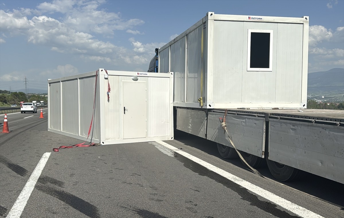 Anadolu Otoyolu'nun Bolu kesiminde, 4 tırın karıştığı kaza nedeniyle uzun araç kuyruğu...