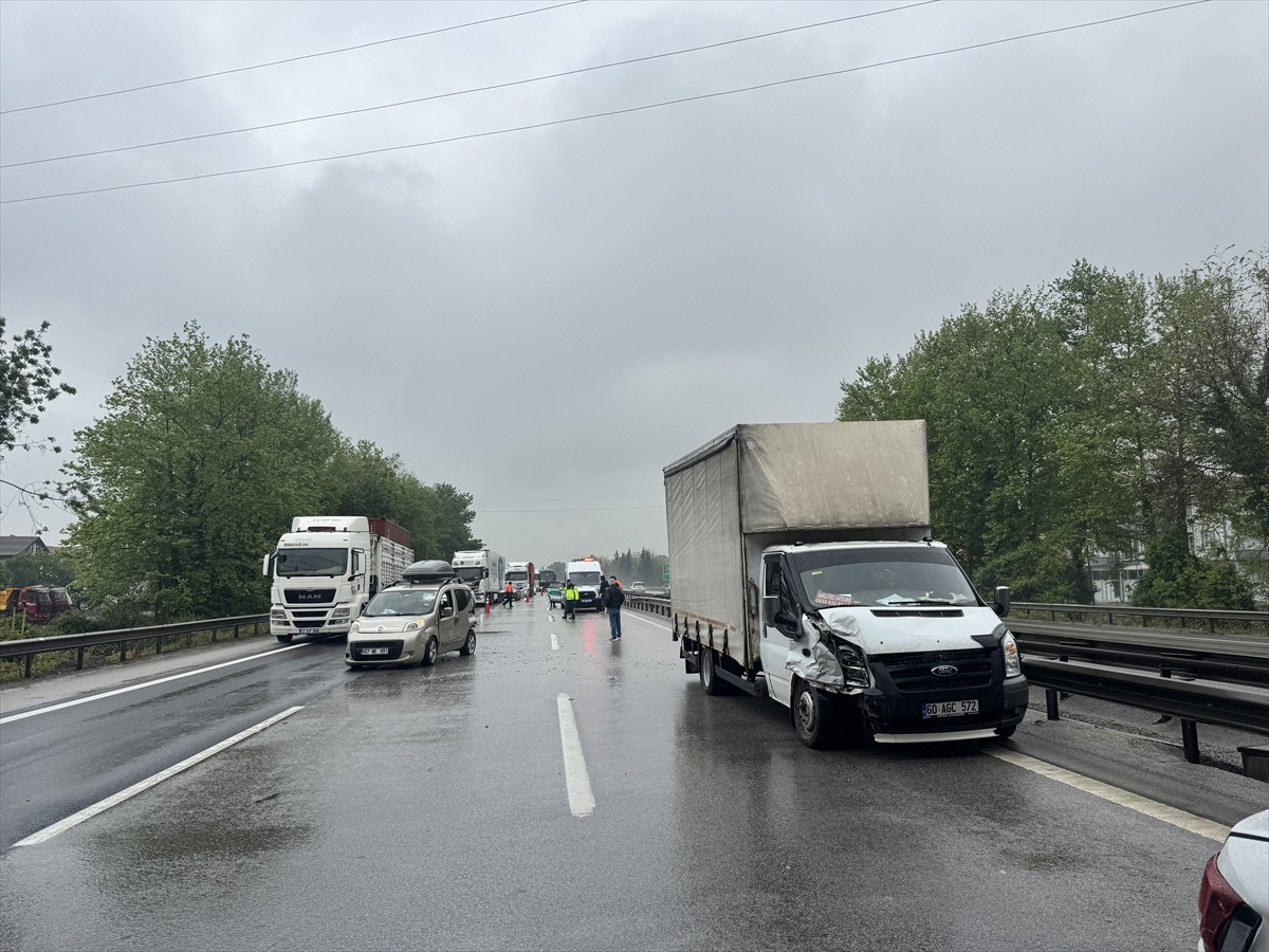 Anadolu Otoyolu'nun Sakarya kesiminde 4 aracın karıştığı zincirleme trafik kazası, ulaşımda...
