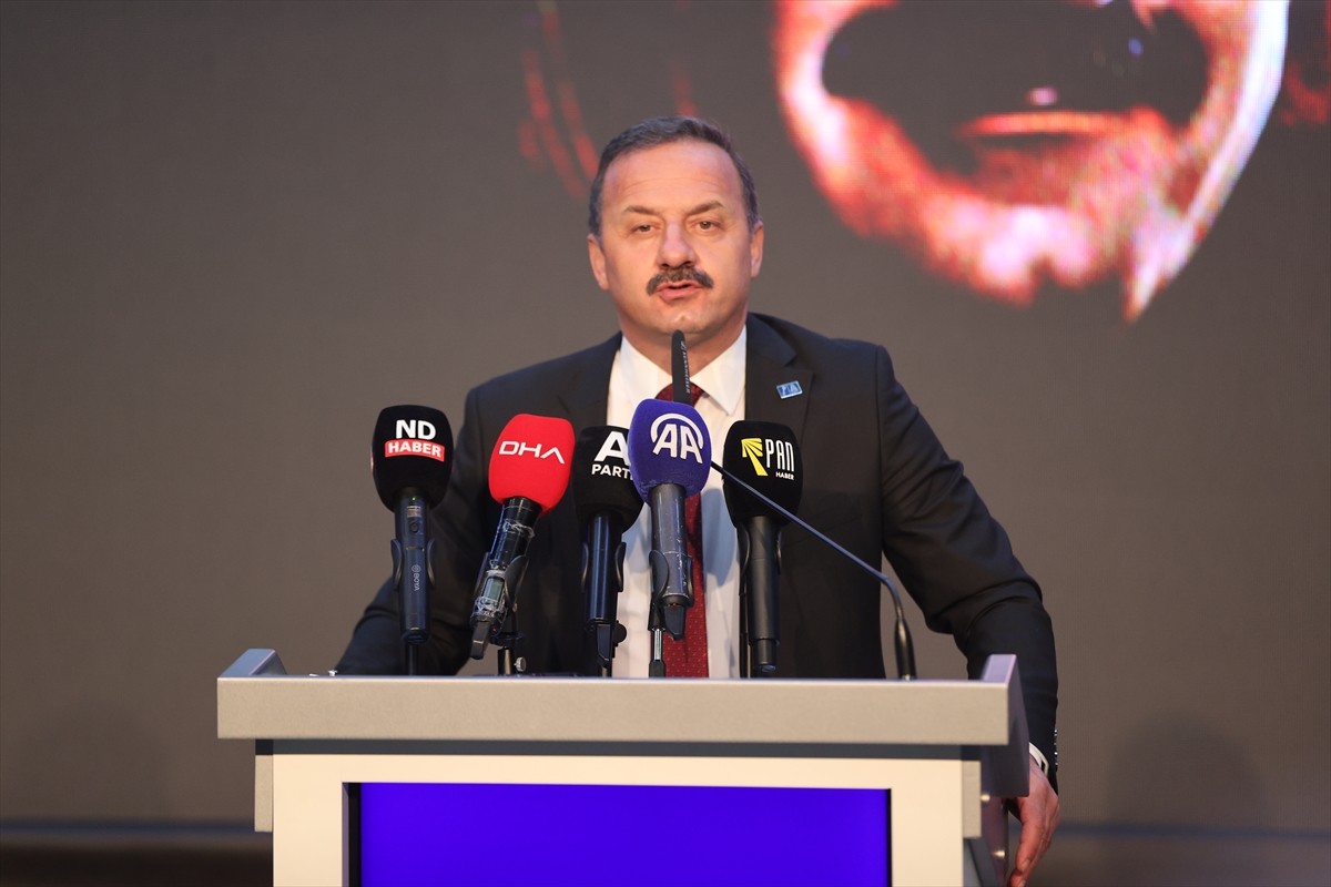 Anahtar Parti (A Parti) Genel Başkanı Yavuz Ağıralioğlu, Nevşehir'de vatandaşlarla bir araya...