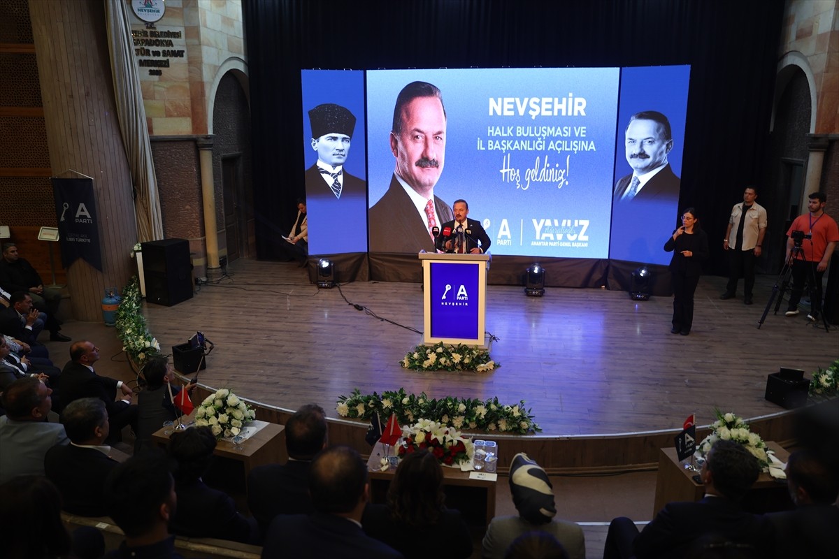 Anahtar Parti (A Parti) Genel Başkanı Yavuz Ağıralioğlu, Nevşehir'de vatandaşlarla bir araya...