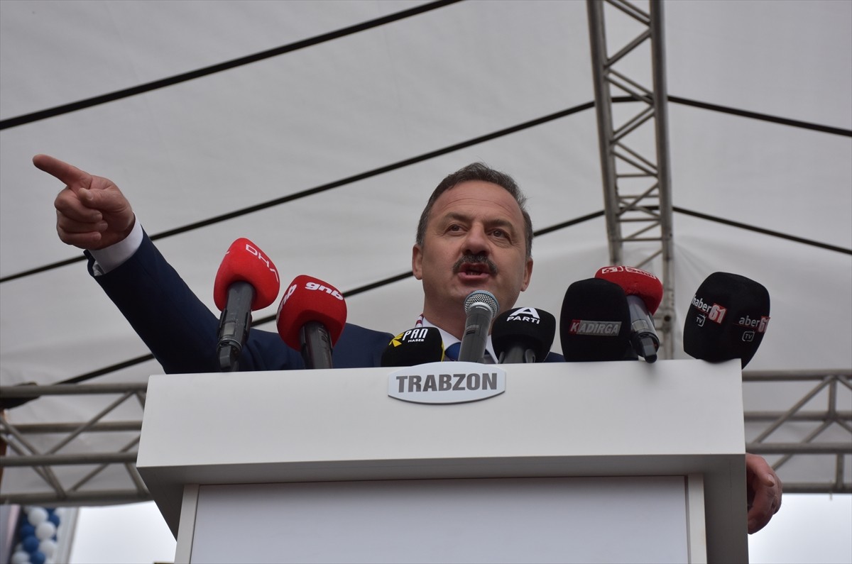 Anahtar Parti (A Parti) Genel Başkanı Yavuz Ağıralioğlu, Trabzon'da "Halk Buluşması" programında...