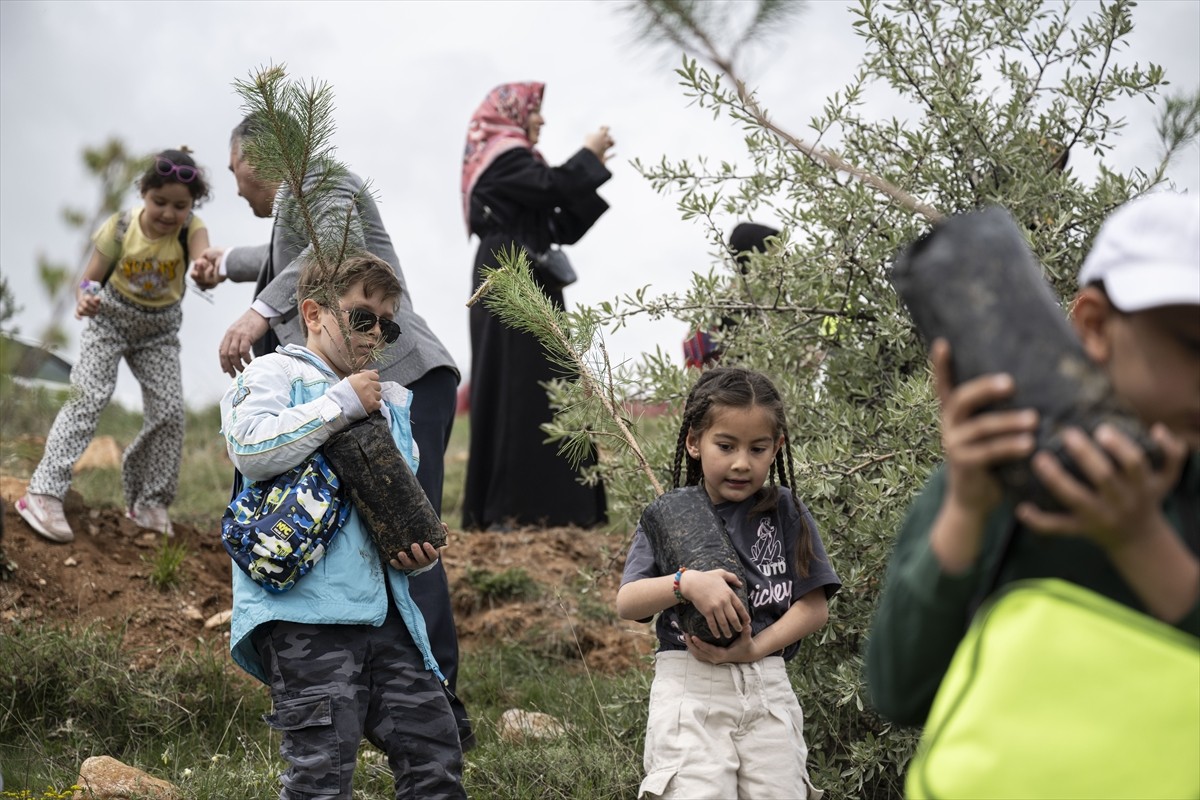 Ankara'da, Yeşil Türkiye Derneğince farklı okullardan 750 öğrencinin katılımıyla fidan dikim...