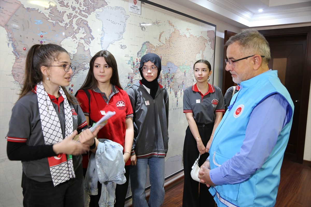 Ankara Batıkent Şehit Demet Sezen Kız Anadolu İmam Hatip Lisesi öğrencileri, Türkiye Diyanet Vakfı...