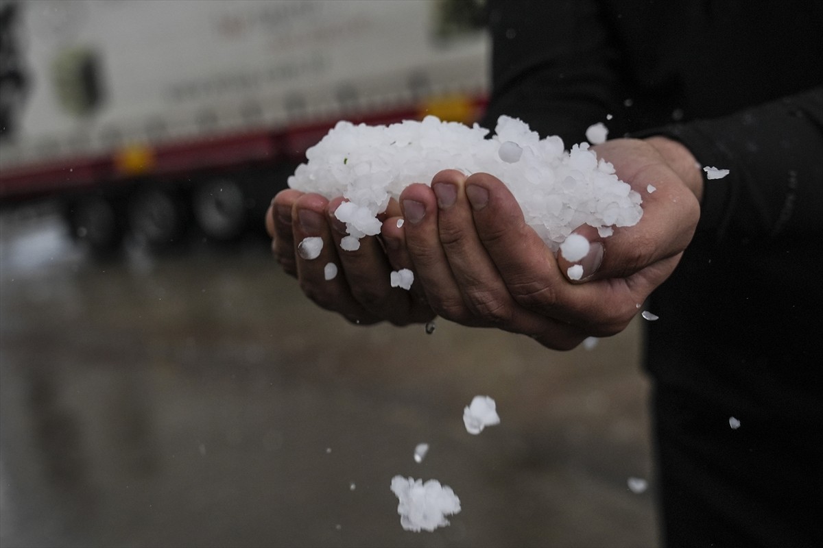 Ankara-Niğde Otoyolu Gökçehüyük Gişeleri mevkisinde akşam saatlerinde başlayan yağmur yerini dolu...
