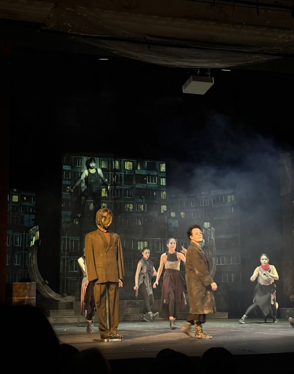 Ankara ve İstanbul Devlet tiyatrolarının ortak yapımı, sezonun dikkat çeken ödüllü oyunu "Medea...