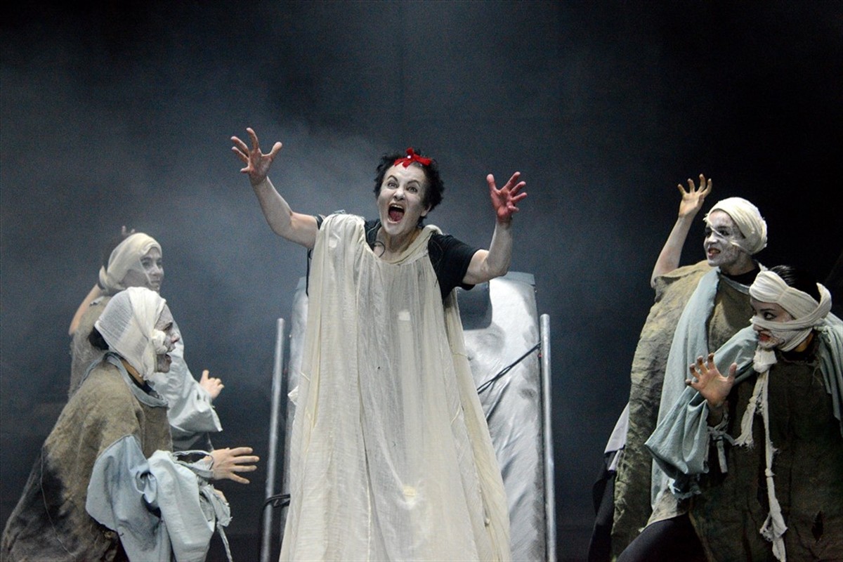  Ankara ve İstanbul Devlet Tiyatrosu ortak yapımı, sezonun ödüllü yapımlarından "Medea Material"...