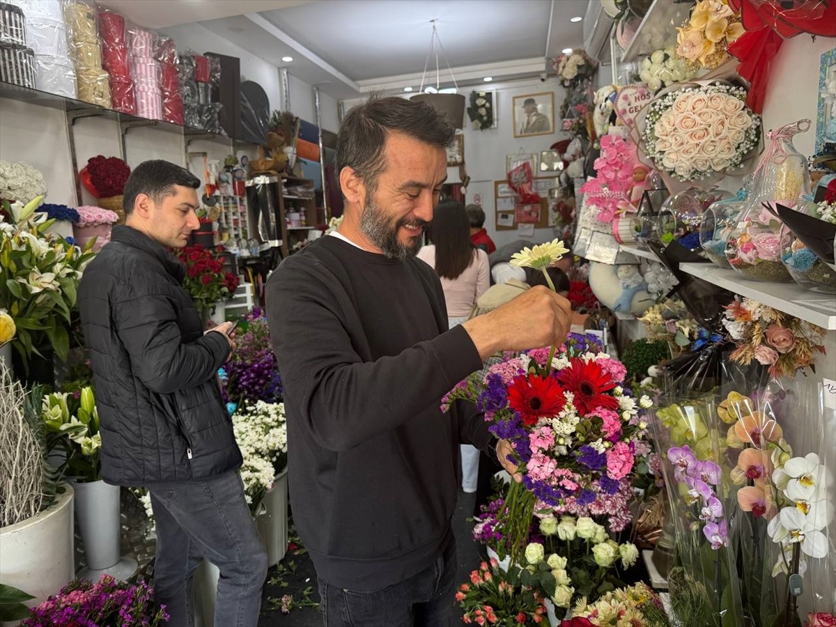 Anneler Günü dolayısıyla İstanbul'daki birçok çiçekçide sabahın erken saatlerinden itibaren...