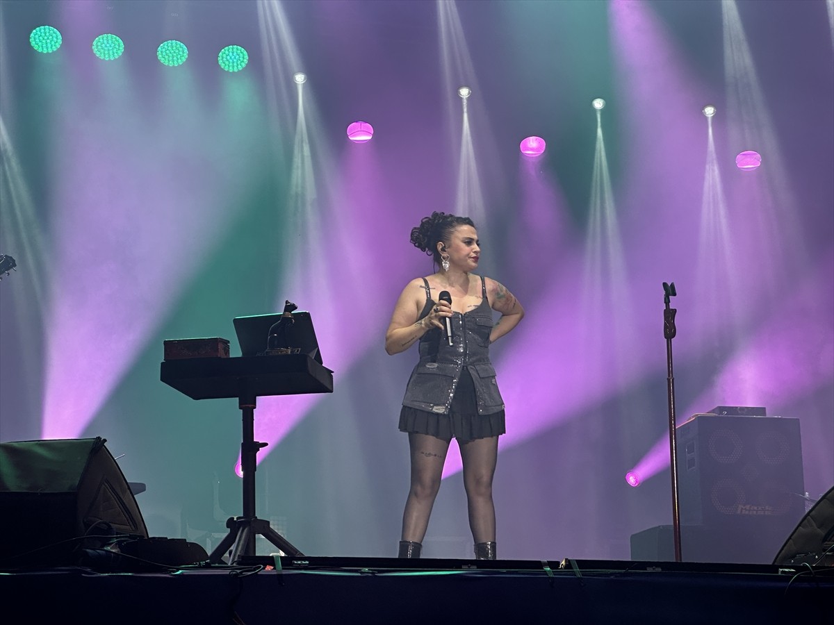 Antalya'da düzenlenen 4. FoodFest Uluslararası Gastronomi Festivali'nin ilk gününde, sanatçı...