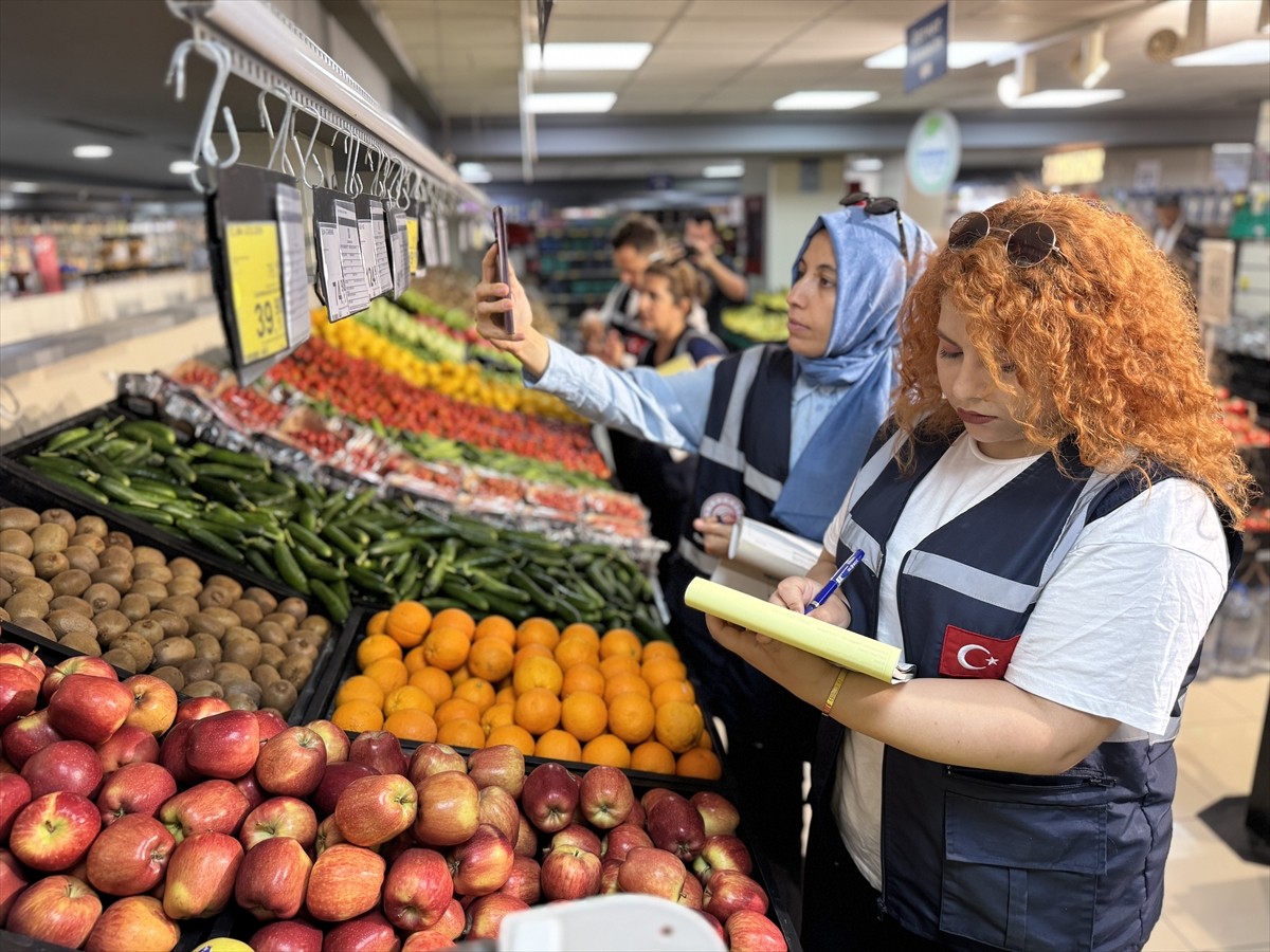 Antalya'da Ticaret İl Müdürlüğü ekipleri, Kurban Bayramı öncesi bazı zincir market şubelerinde...