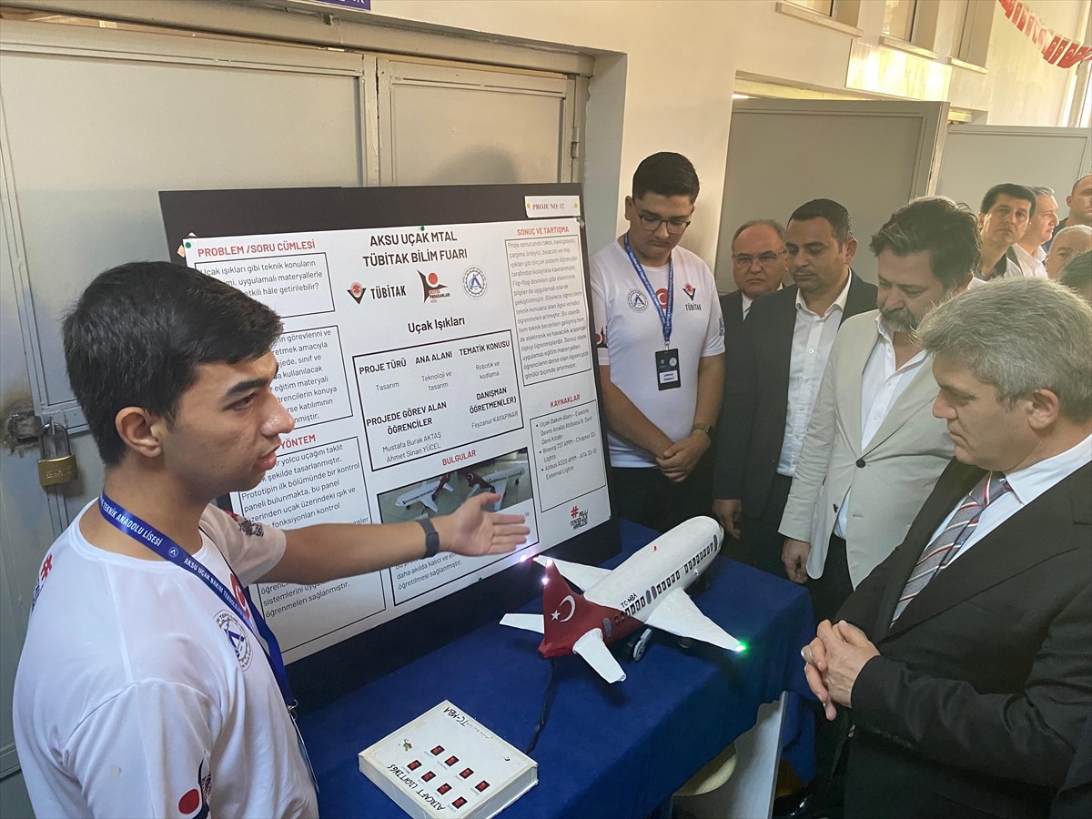Antalya'nın Aksu ilçesindeki Aksu Uçak Bakım Teknolojisi Mesleki ve Teknik Anadolu Lisesi'nde...