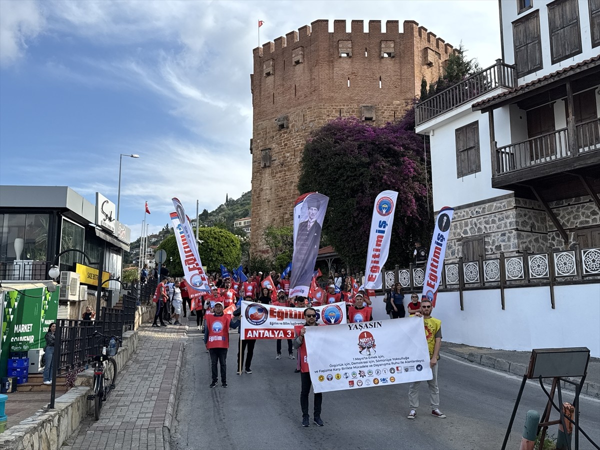 Antalya'nın Alanya ilçesinde, 1 Mayıs Emek ve Dayanışma Günü kutlandı. Kuyularönü Camisi...