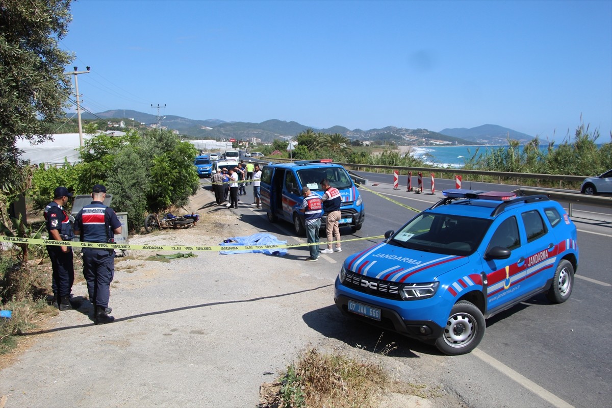 Antalya'nın Alanya ilçesinde çöp konteynerine çarpan motosikletin sürücüsü hayatını...