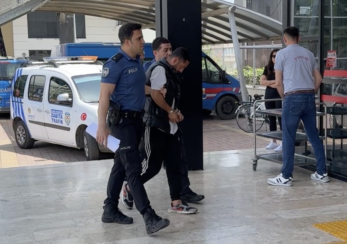 Antalya'nın Alanya ilçesinde makilik alandaki yangını çıkardığı iddiasıyla gözaltına alınan zanlı...
