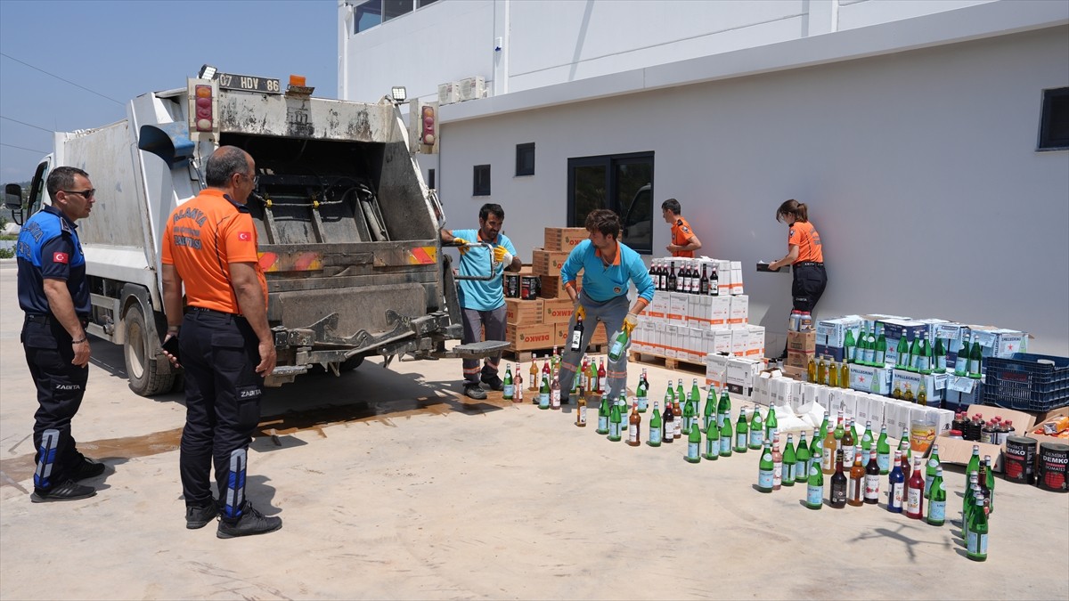 Antalya'nın Alanya ilçesinde son kullanma tarihi geçmiş ürünlerdeki etiketleri değiştirerek...