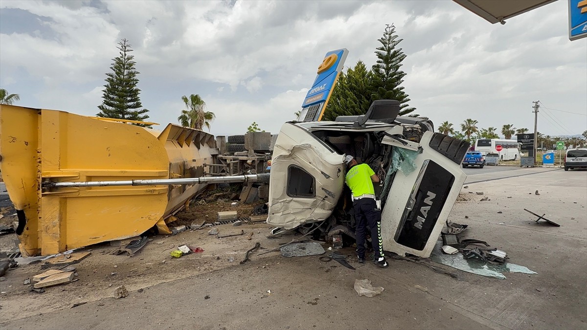Antalya'nın Gazipaşa ilçesinde, sıcak asfalt yüklü kamyonun iki araca çarptıktan sonra devrilmesi...