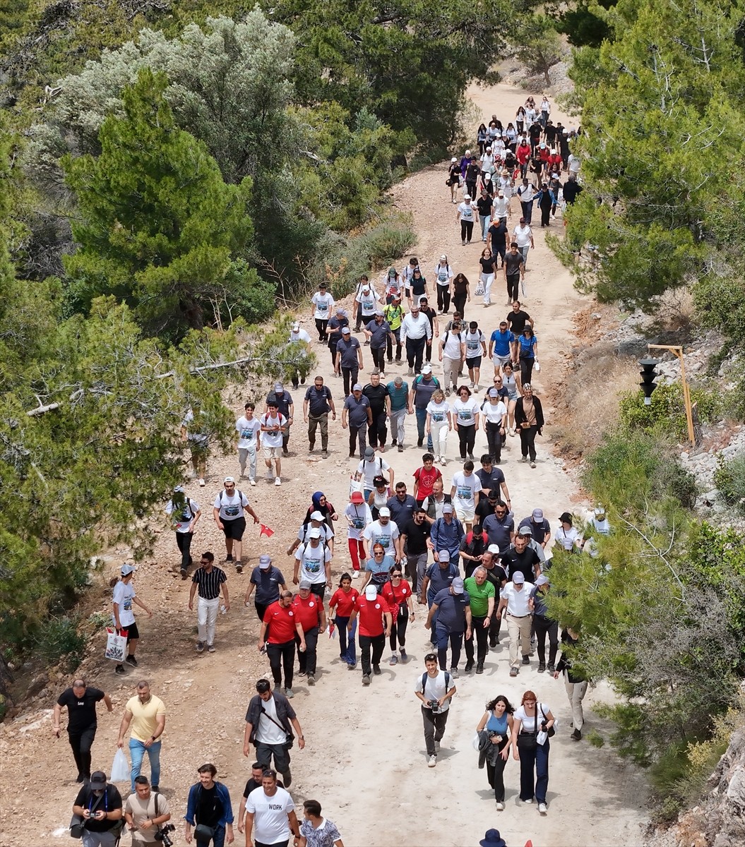 Antalya'nın Kumluca ilçesinde Gençlik Haftası etkinlikleri kapsamında "Gençliğin Rotası Gelidonya...