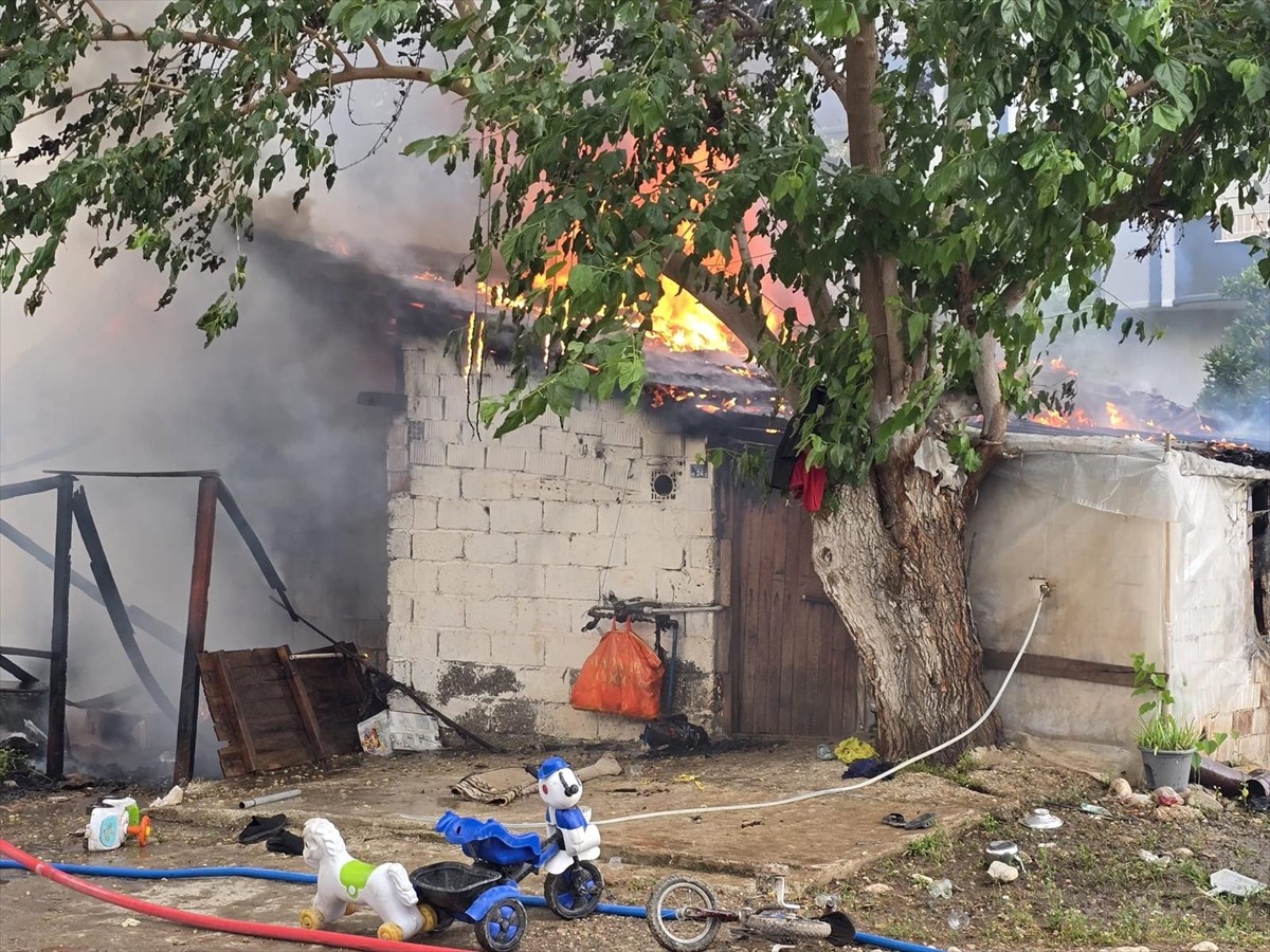 Antalya'nın Kumluca ilçesinde müstakil evde çıkan yangın itfaiyenin müdahalesiyle...