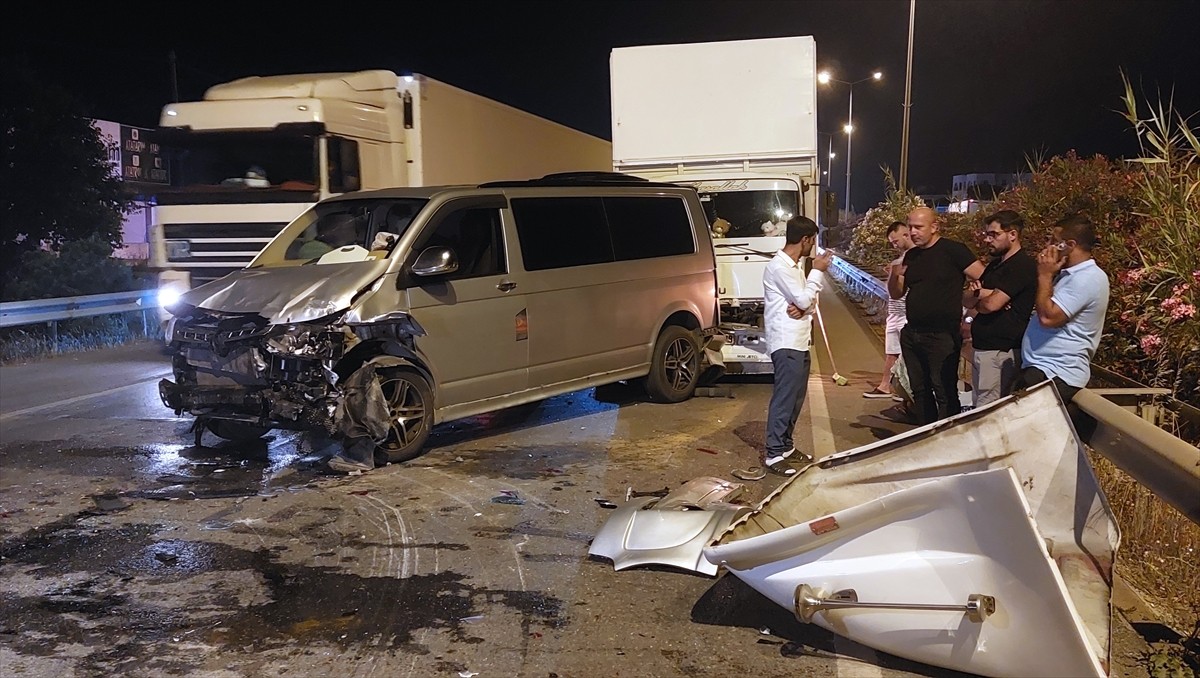 Antalya'nın Manavgat ilçesinde 5 aracın karıştığı zincirleme trafik kazasında 3 kişi...